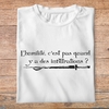fk15- Kaamelott L'humilité c'est pas quand y a des infiltrations  - t shirt plié homme - couleur blanc