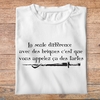fk19  Kaamelott  La seule différence avec des briques c'est que vous appelez ca des tartes - t shirt plié homme - couleur blanc