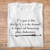 fk22-  Kaamelott  Y a pas à dire, dès qu'il y a du dessert, le repas est beaucoup plus chaleureux - t shirt plié homme - couleur blanc