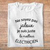 ftm26-métiers-ne-soyez-pas-jaloux-je-suis-juste-le-meilleur-électricien-t shirt-plié-homme-couleur-blanc