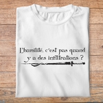 fk15- Kaamelott L'humilité c'est pas quand y a des infiltrations  - t shirt plié homme - couleur blanc