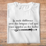fk19  Kaamelott  La seule différence avec des briques c'est que vous appelez ca des tartes - t shirt plié homme - couleur blanc