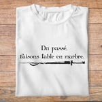 fk20-  Kaamelott  Du passé faisons table en marbre - t shirt plié homme - couleur blanc
