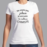 ftm23bis-métiers-ne-soyez-pas-jaloux-je-suis-juste-la-meilleure-chimiste-t shirt-porté-femme-couleur-blanc