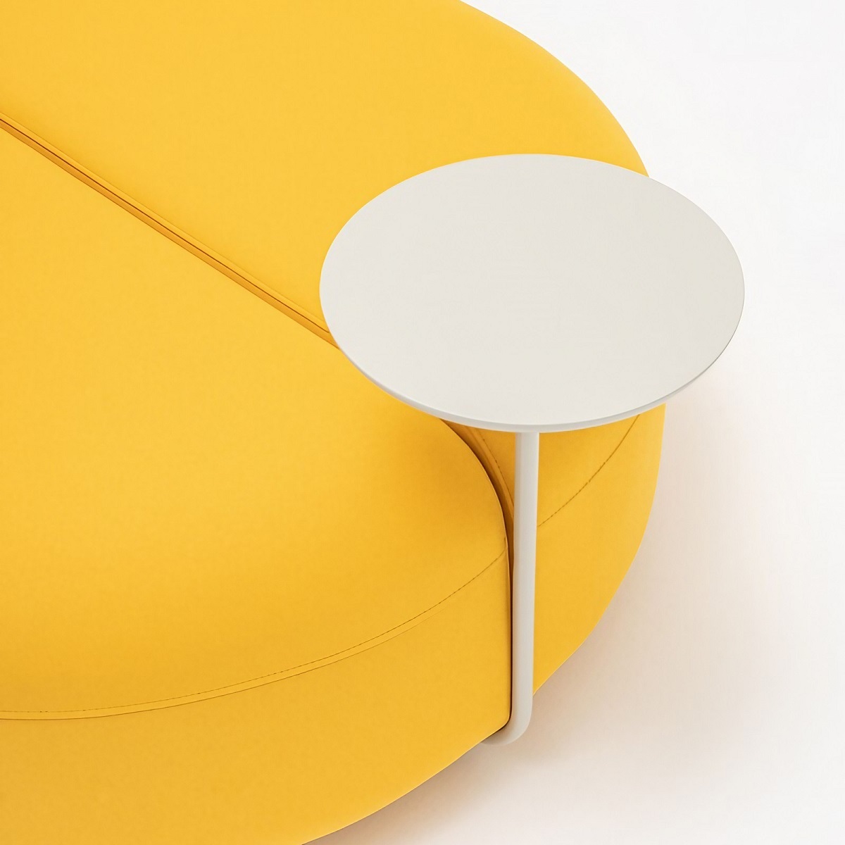 Pouf_ovale_design_avec_tablette