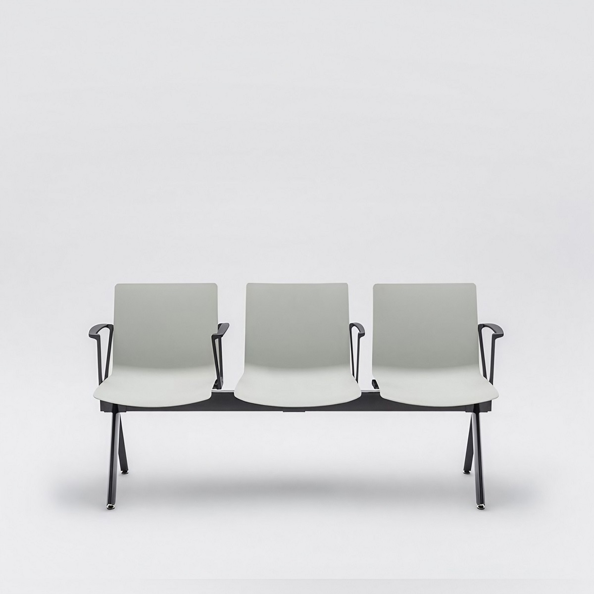 Chaises_sur_poutre_pas_chères_grises