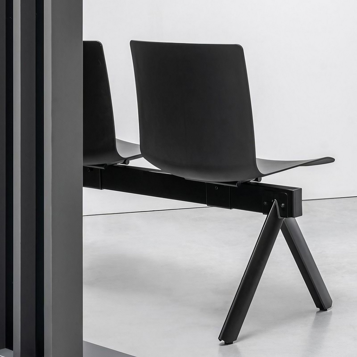 Chaises_sur_poutre_pas_chères_salle_attente
