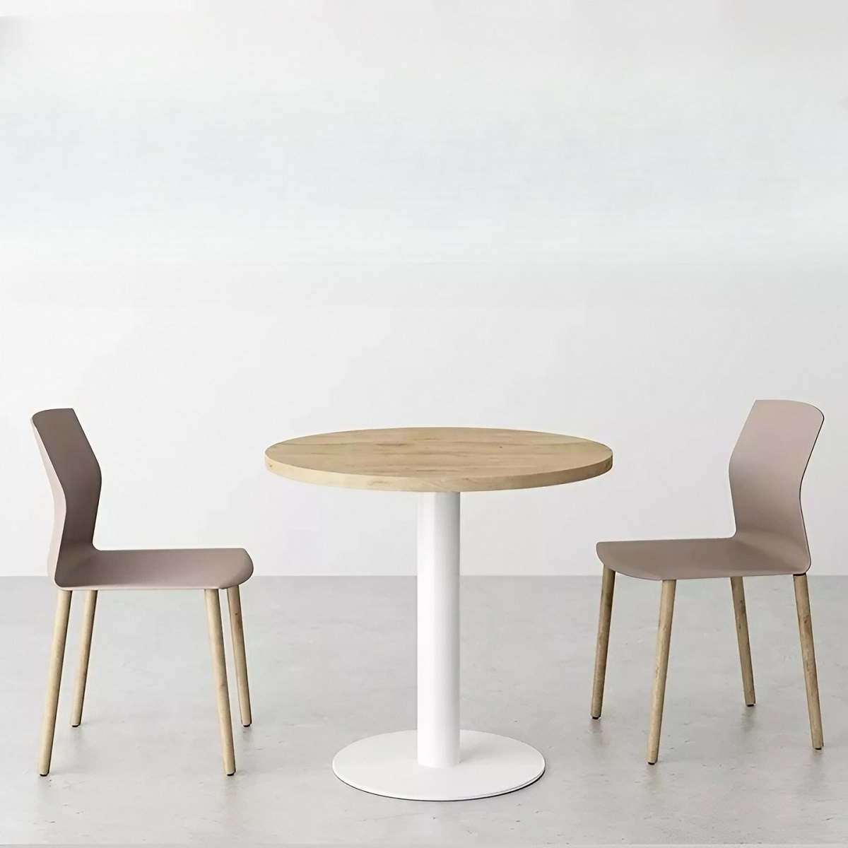 Chaise polypropylène et pieds bois