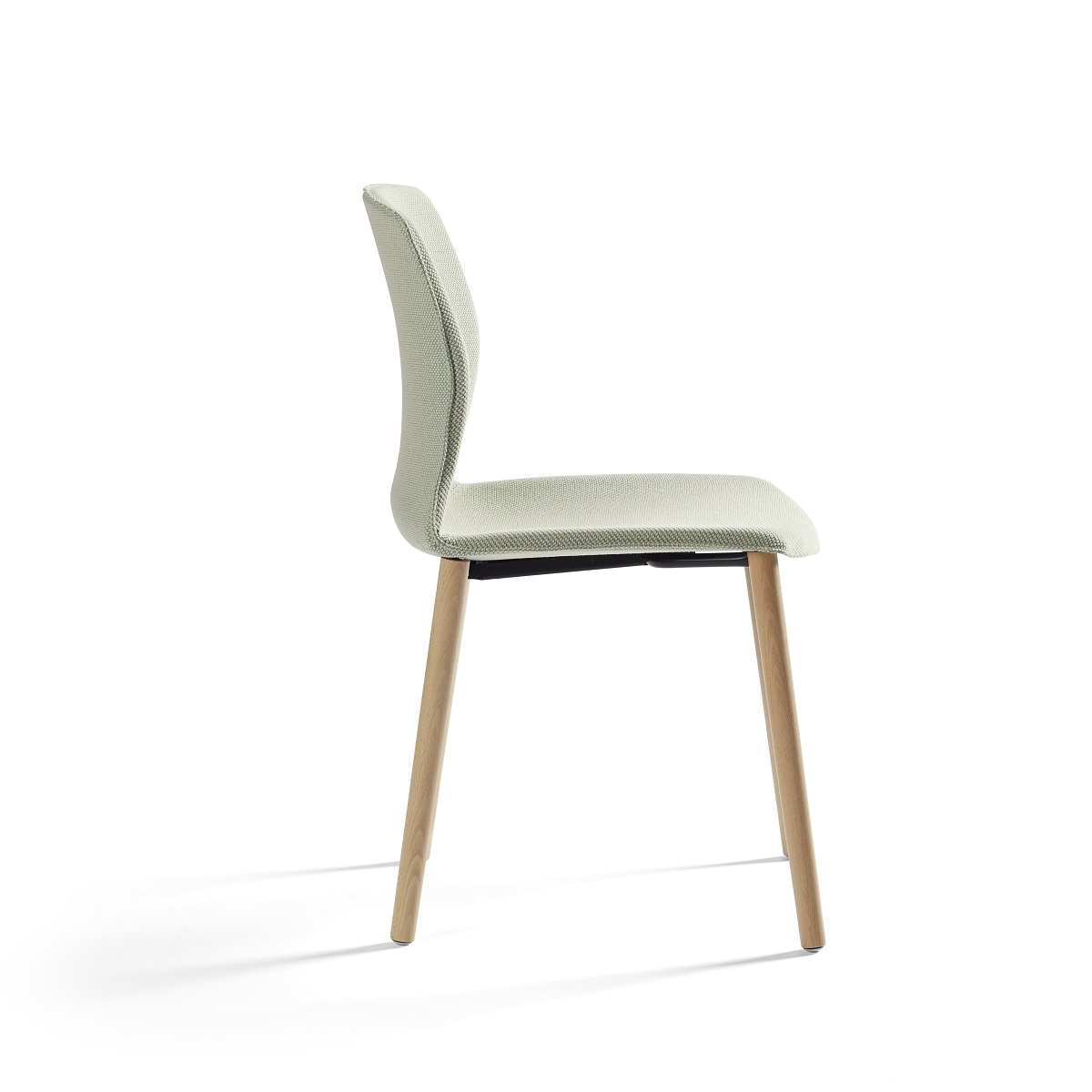 Chaise_pieds_bois_élégante
