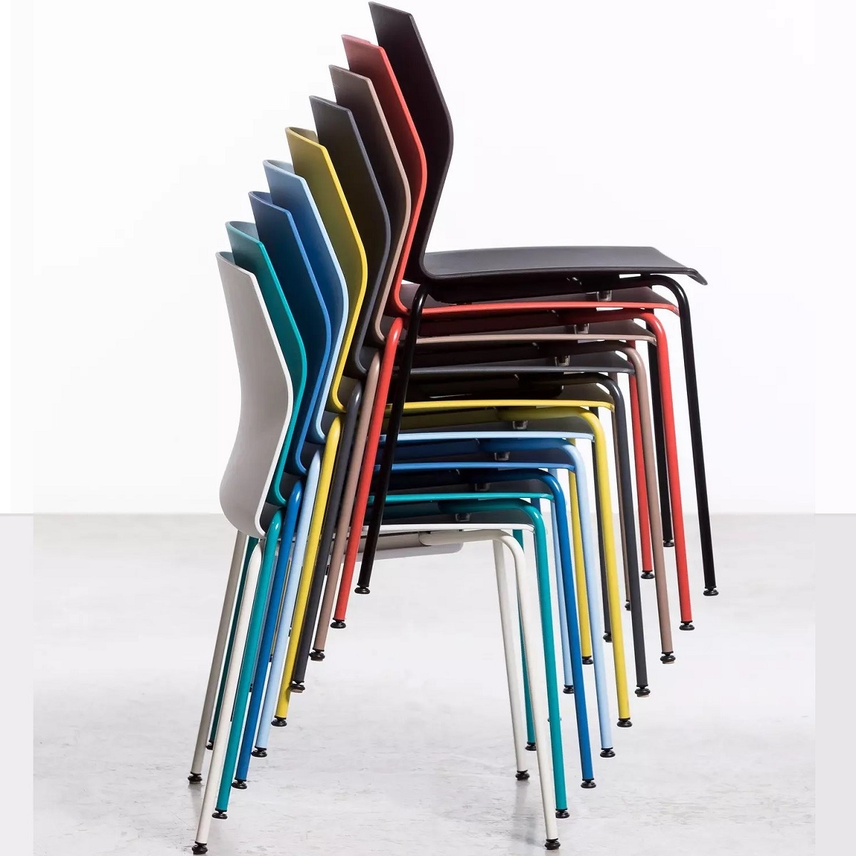 Chaise_empilable_pas_cher_polyvalente