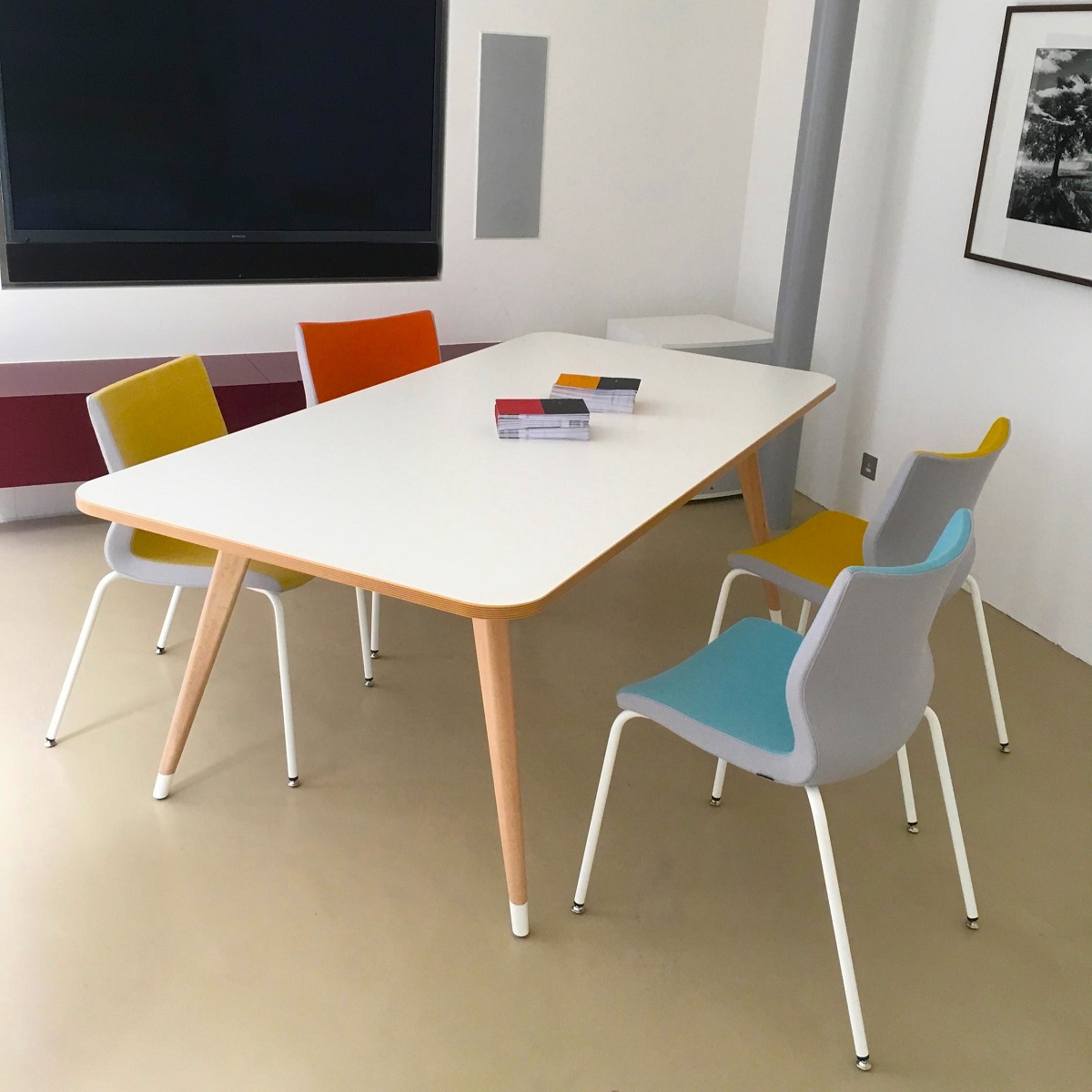 Table_réunion_design_style_scandinave_piètement_bois