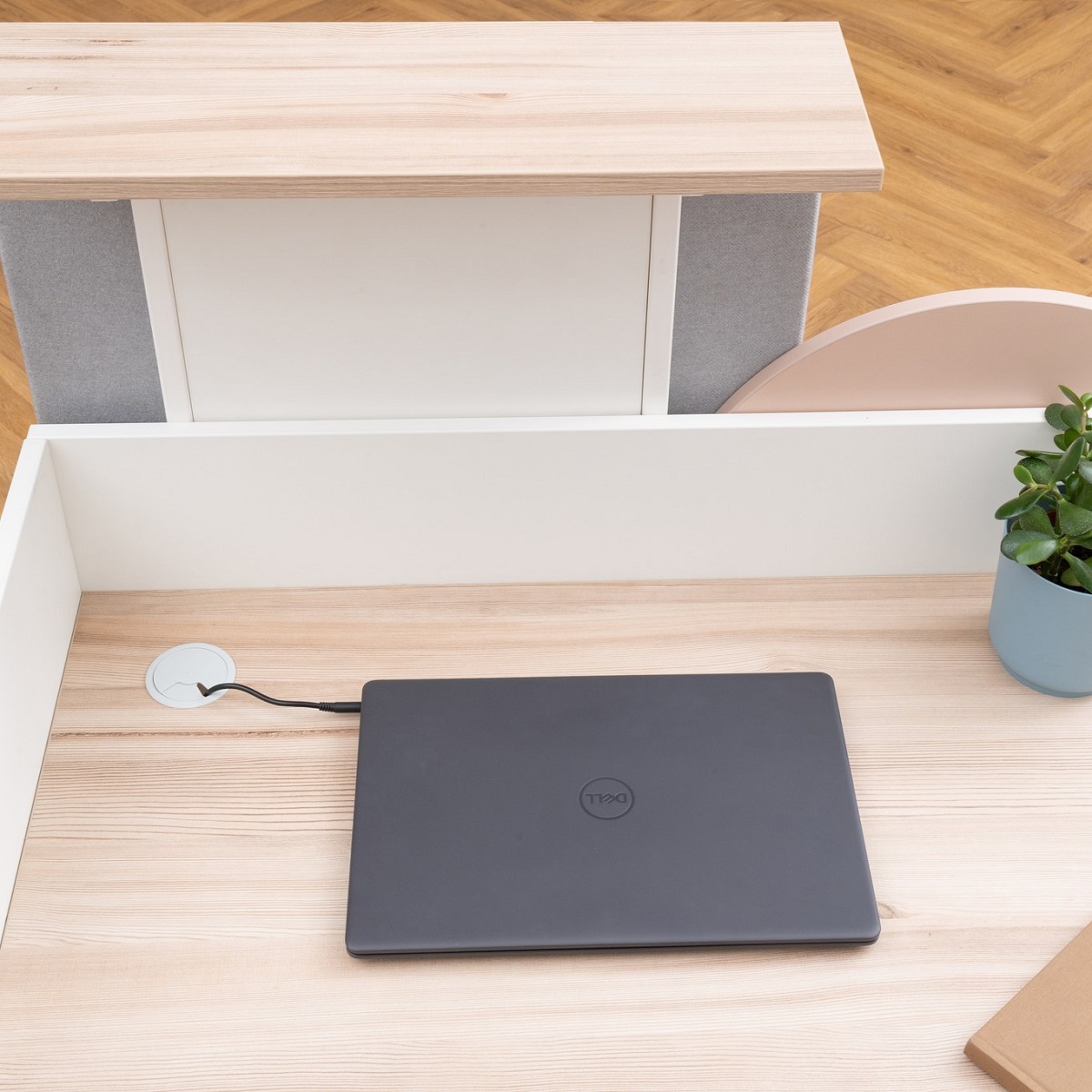 Bureau_accueil_design_passe_câble