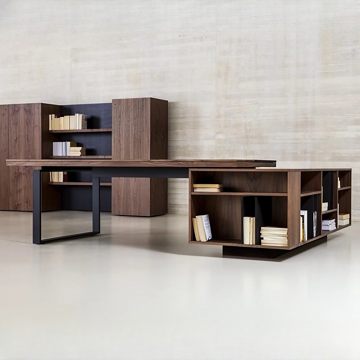 Bureau de direction de style industriel et crédence-bibliothèque