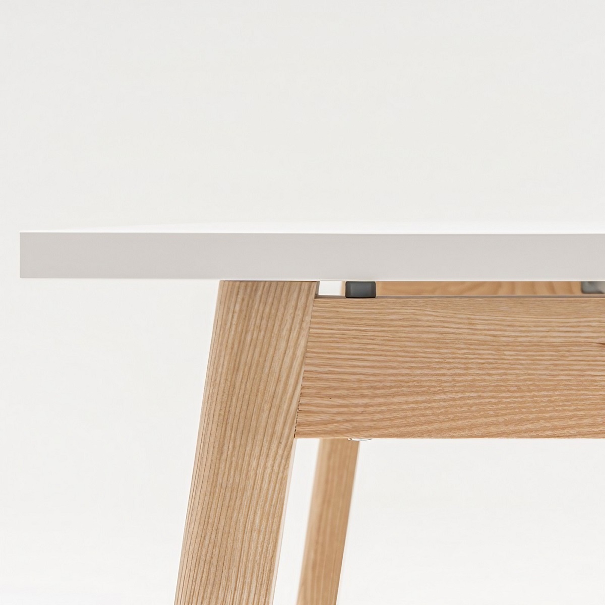 Bureau_bench_style_scandinave_piètement_bois