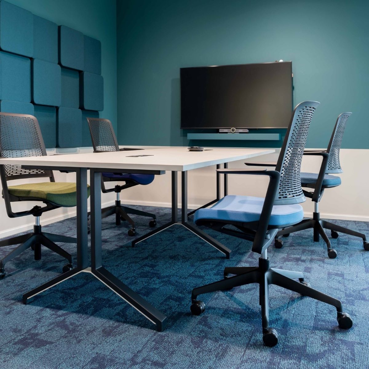 Fauteuil_bureau_réunion_confortable_dossier_plastique_perforé