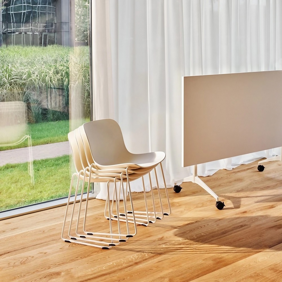 Chaise_design_empilable_colorée