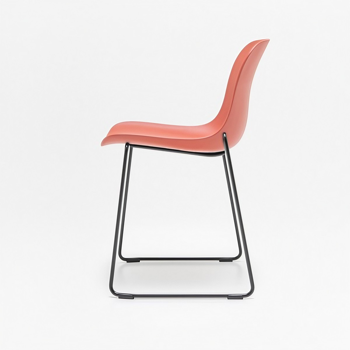 Chaise_design_empilable_piètement_métallique