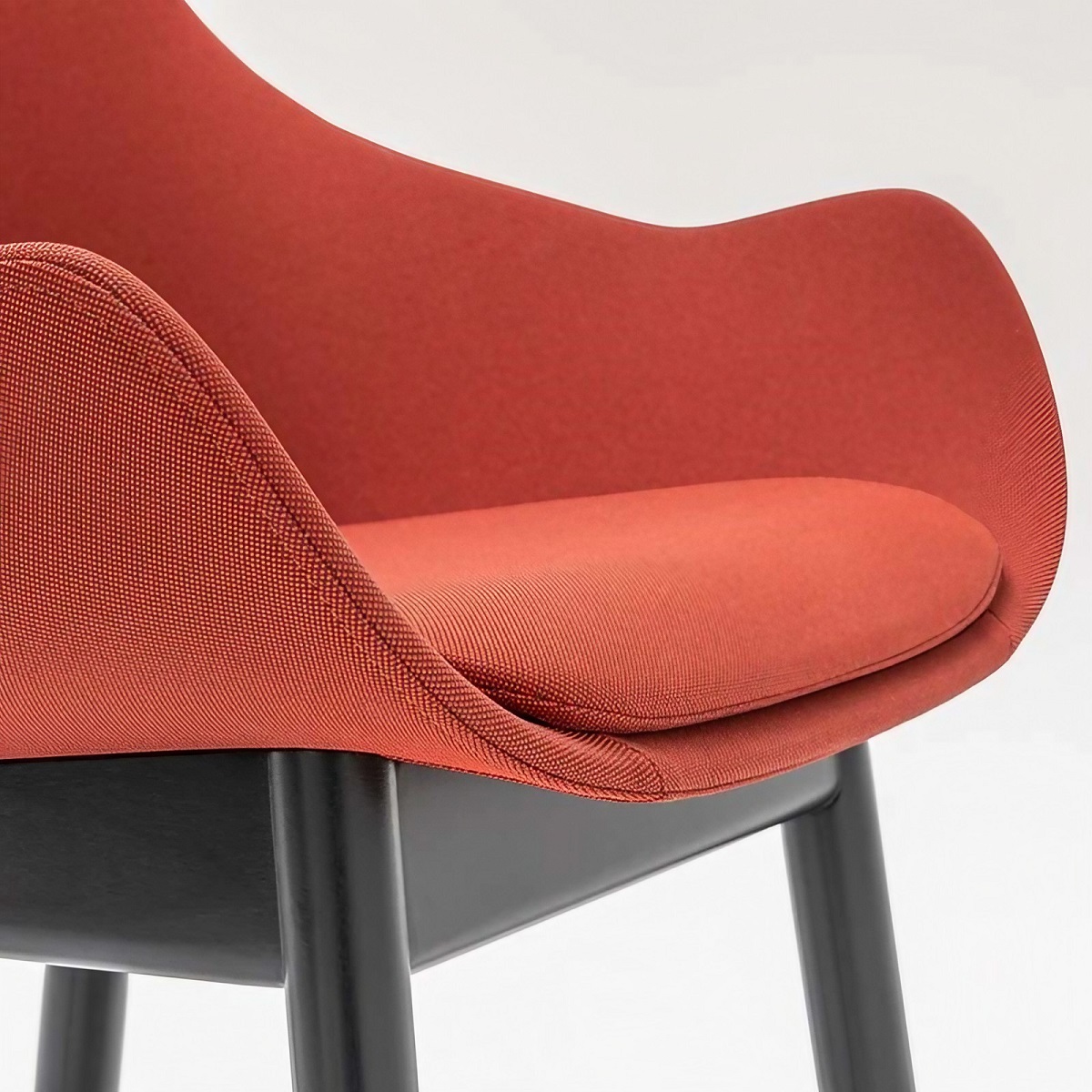 Chaise_bureau_tapissée_pieds_bois_confortable