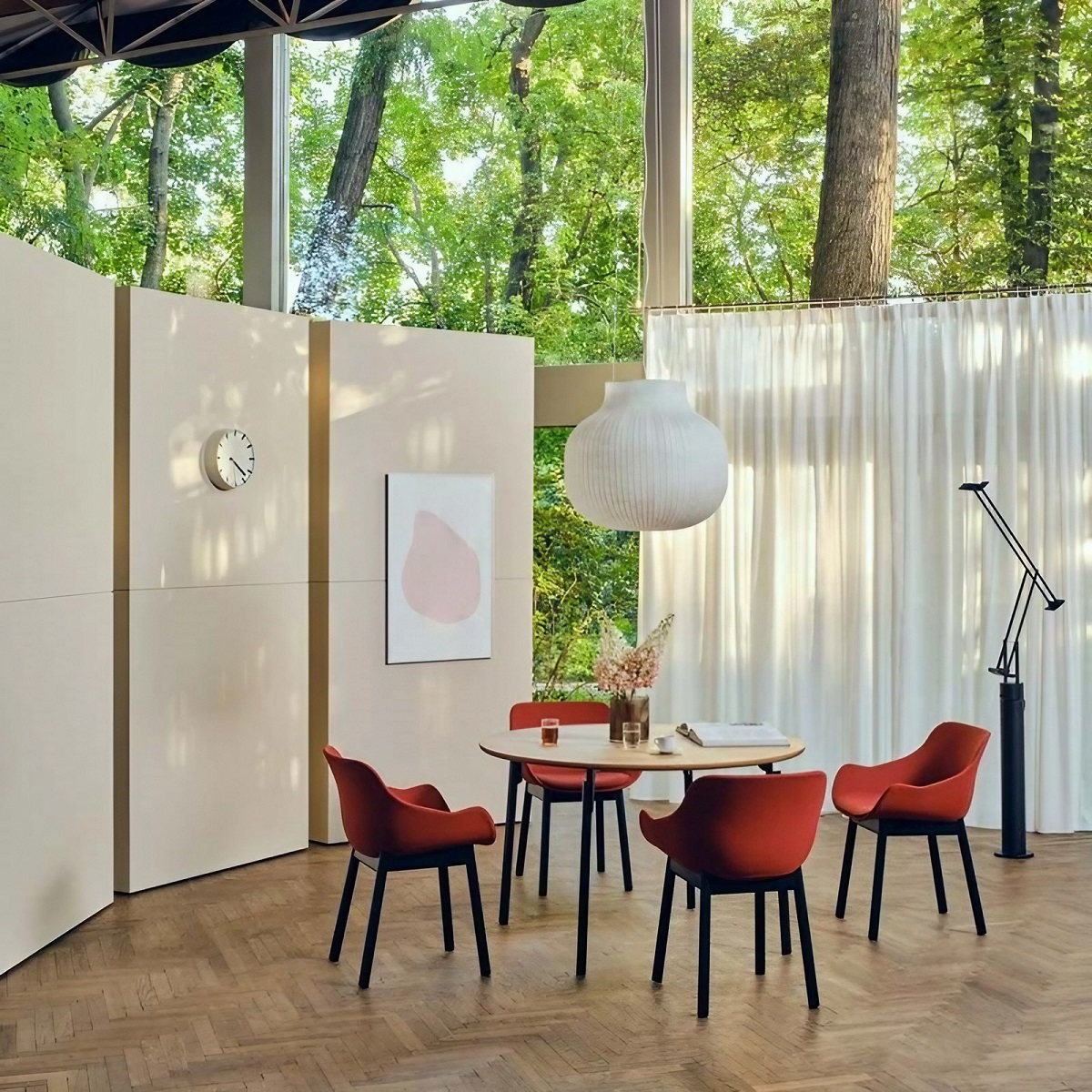 Chaise_bureau_tapissée_pieds_bois_design