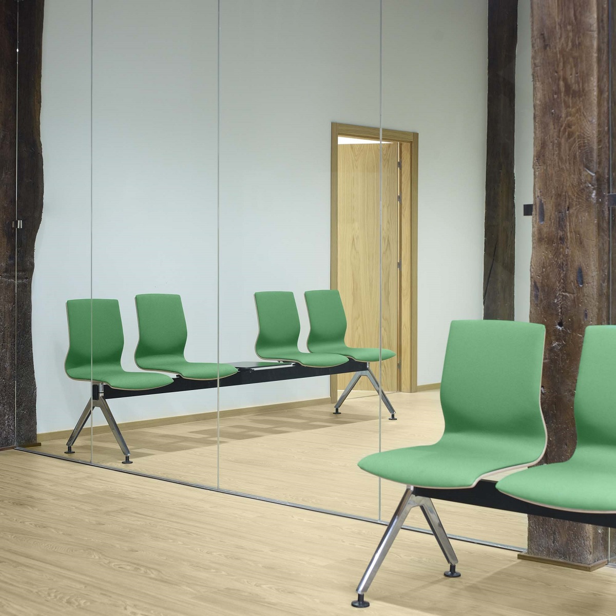 Chaises_poutre_salle_attente_confortable