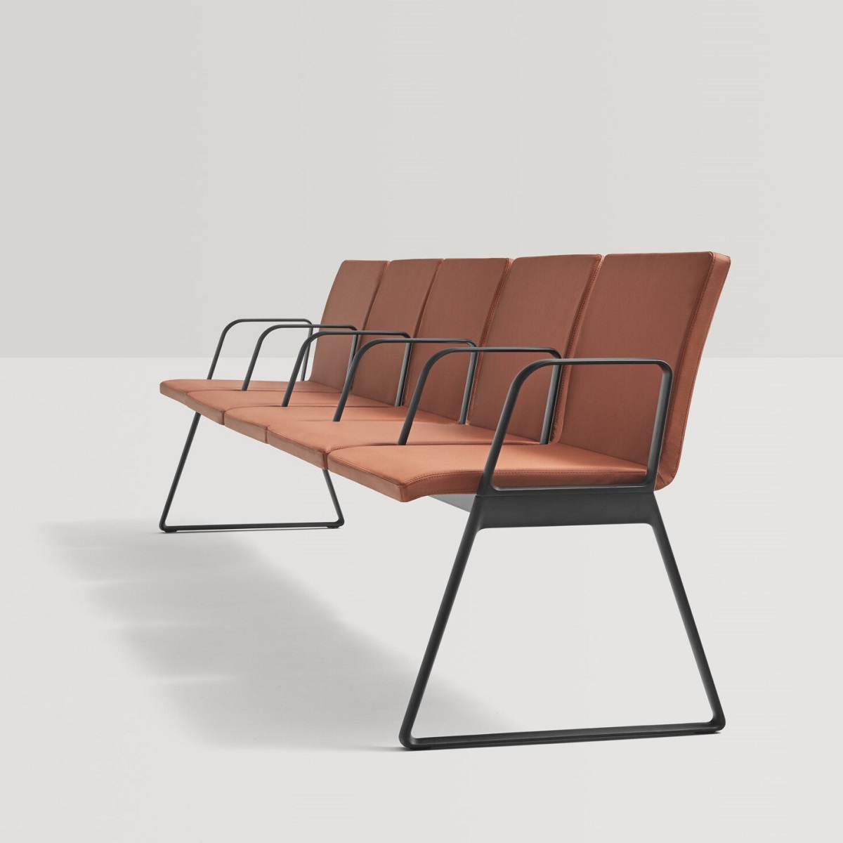 Chaises_tapissées_poutre_ergonomiques