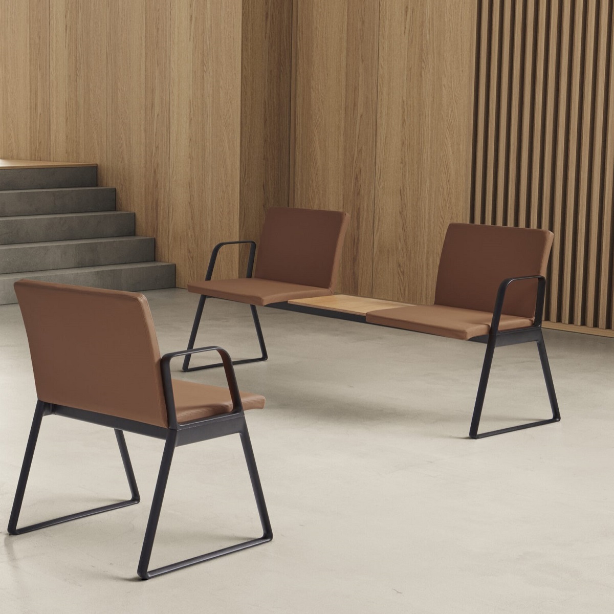 Chaises_tapissées_poutre_cuir