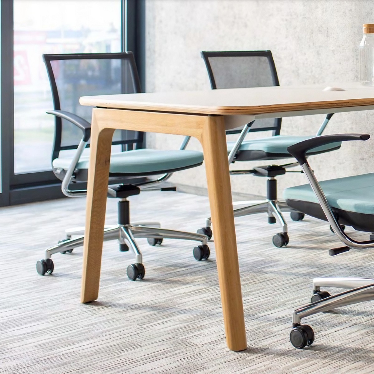 Table_réunion_design_piètement_bois_chêne