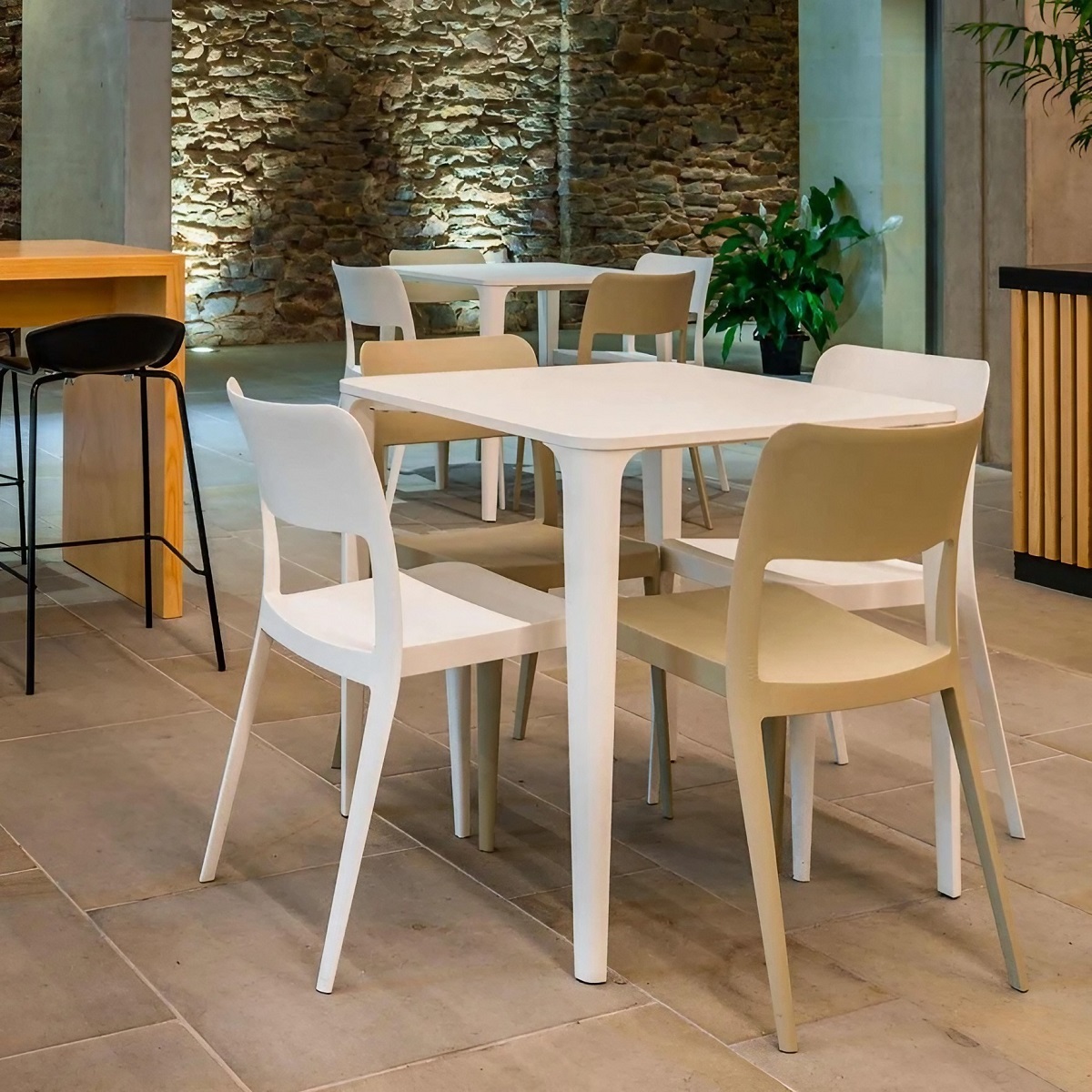 Table_réunion_carrée_empilable_polyvalente