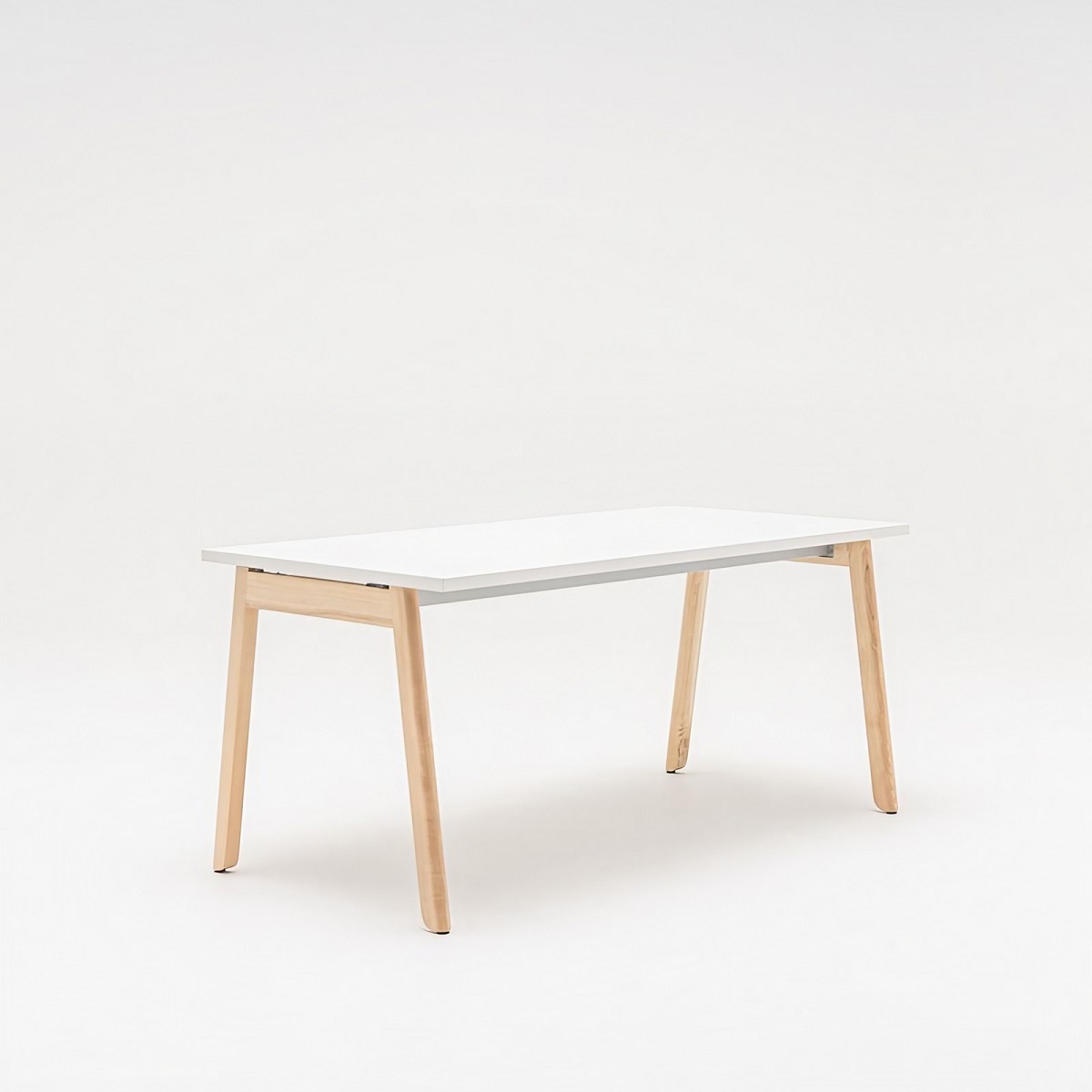 Bureau individuel de style scandinave avec piètement en bois naturel