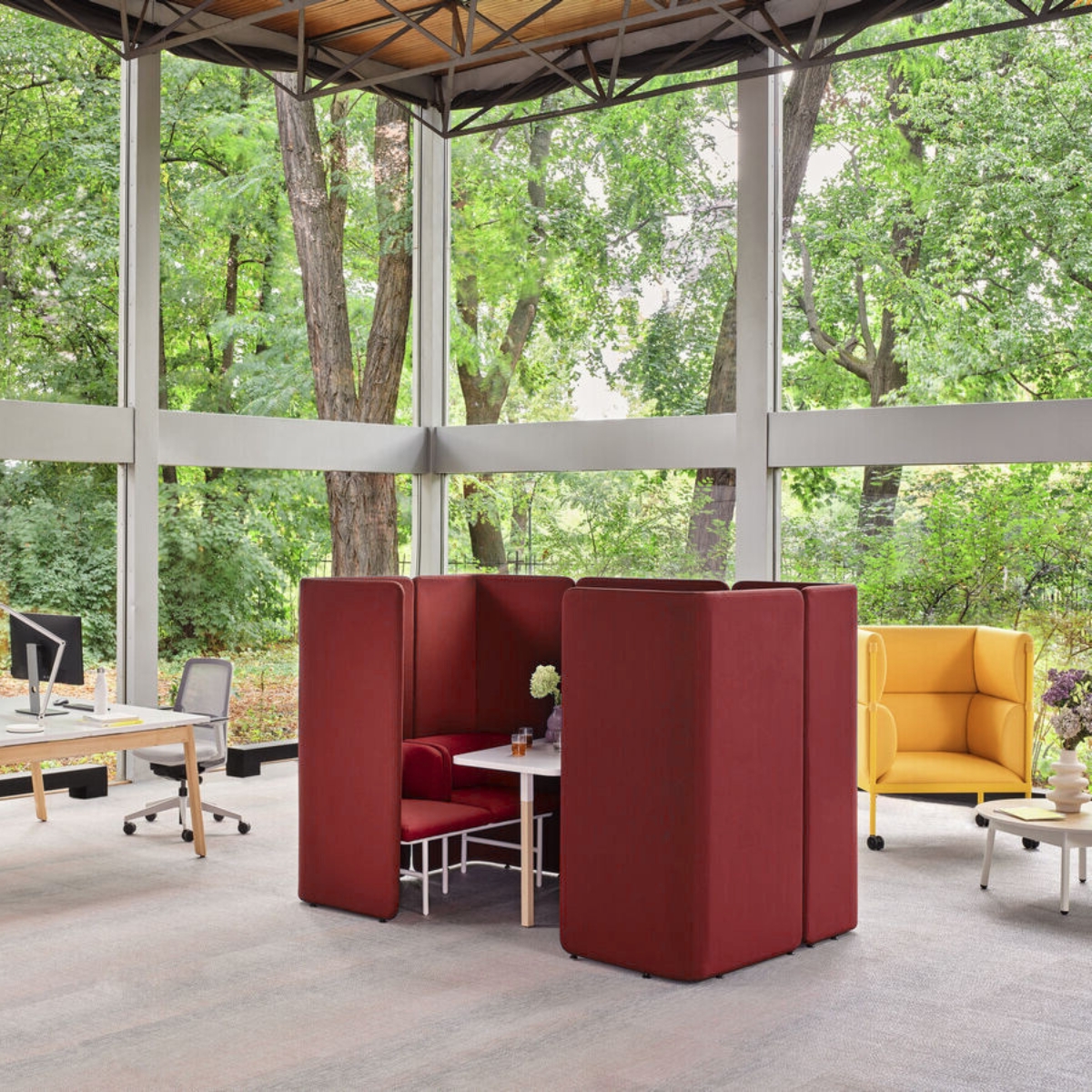 Cabine de coworking acoustique pour 4 personnes avec prises de courant intégrées