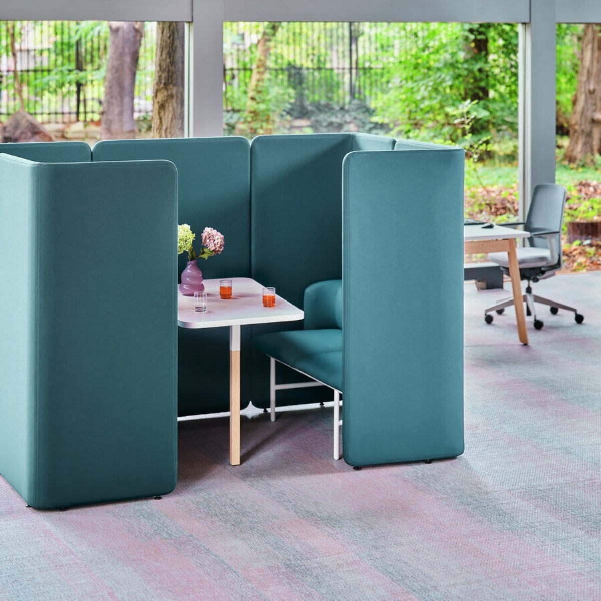 Cabine_coworking_acoustique_4_personnes_colorée_fonctionnelle