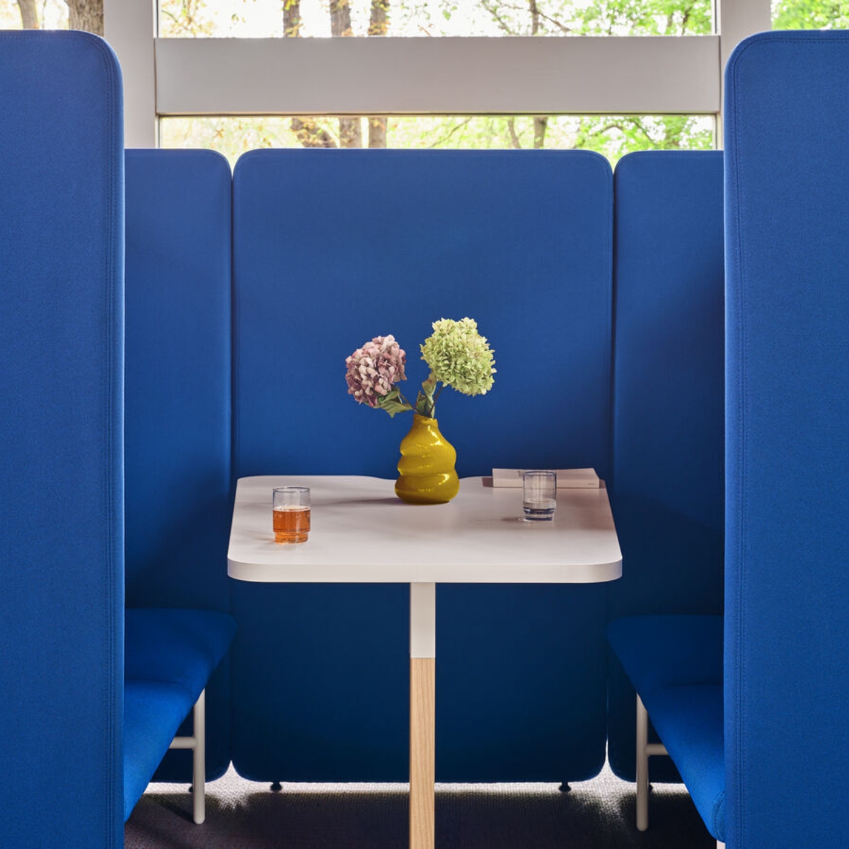 Cabine_coworking_acoustique_4_personnes_table_mélaminé