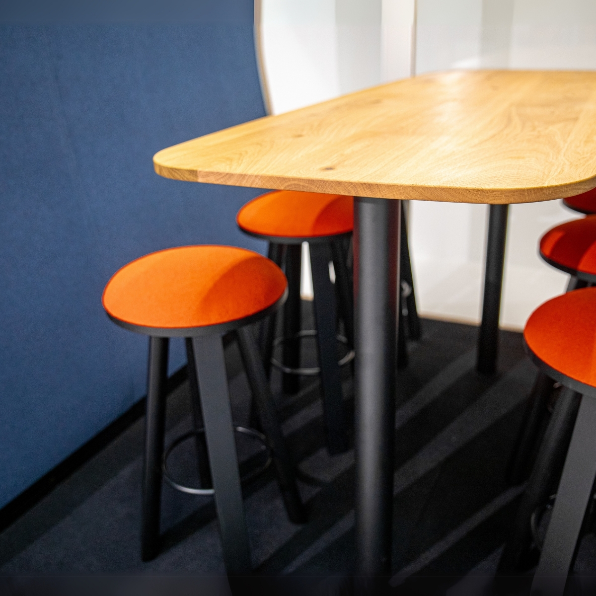 Grande_cabine_acoustique_réunion_table_haute