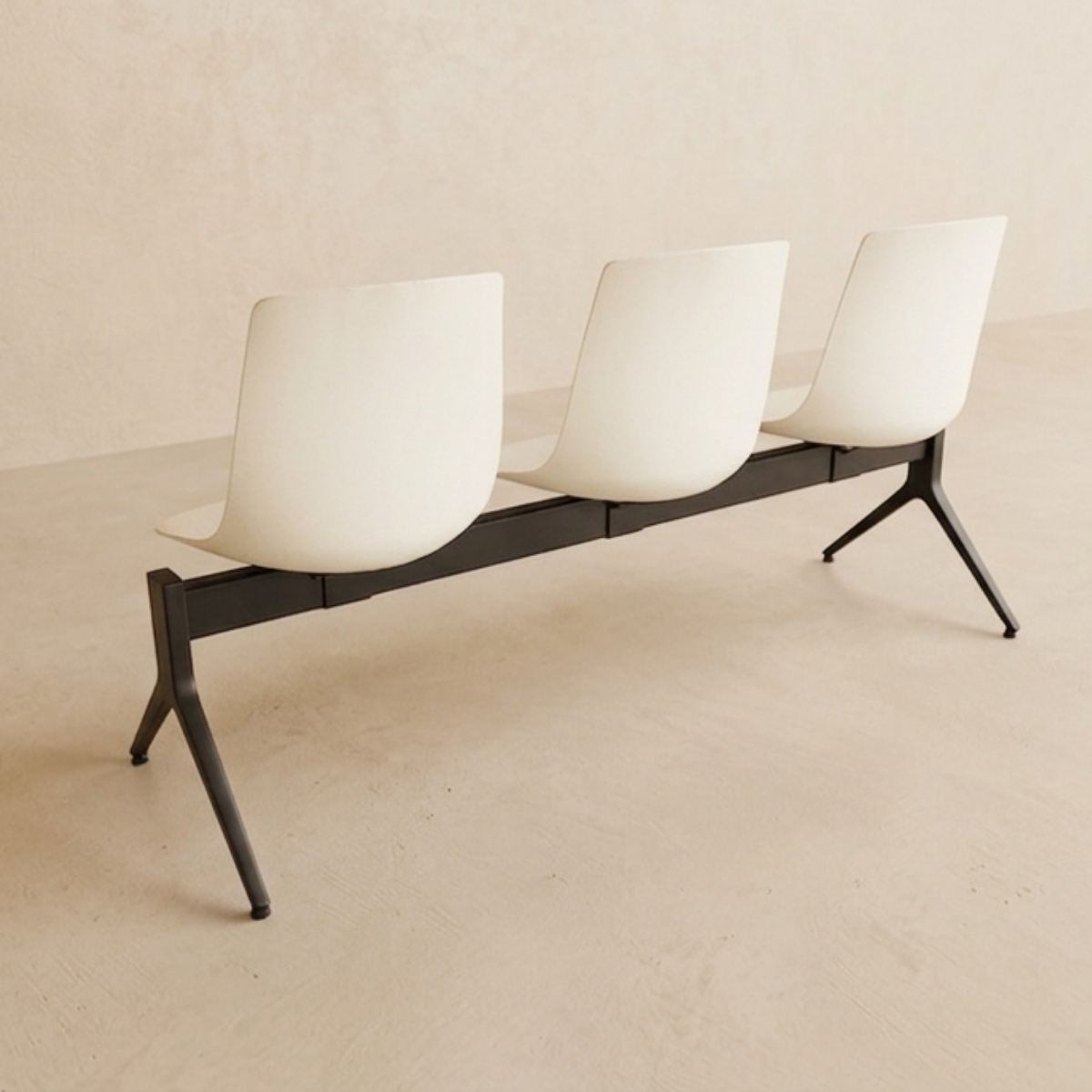 Chaises_sur_poutre_multicolore_3_places