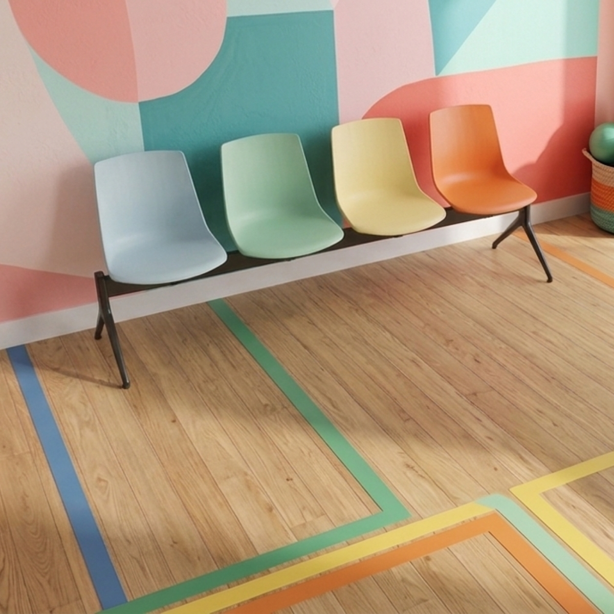 Chaises_sur_poutre_multicolore_plastique