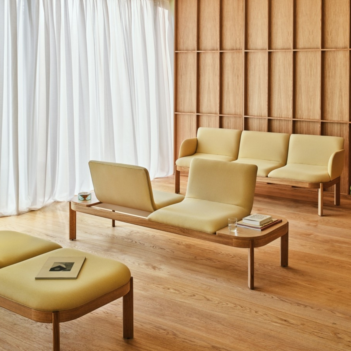 Banquette sur poutre originale pour salle d’attente