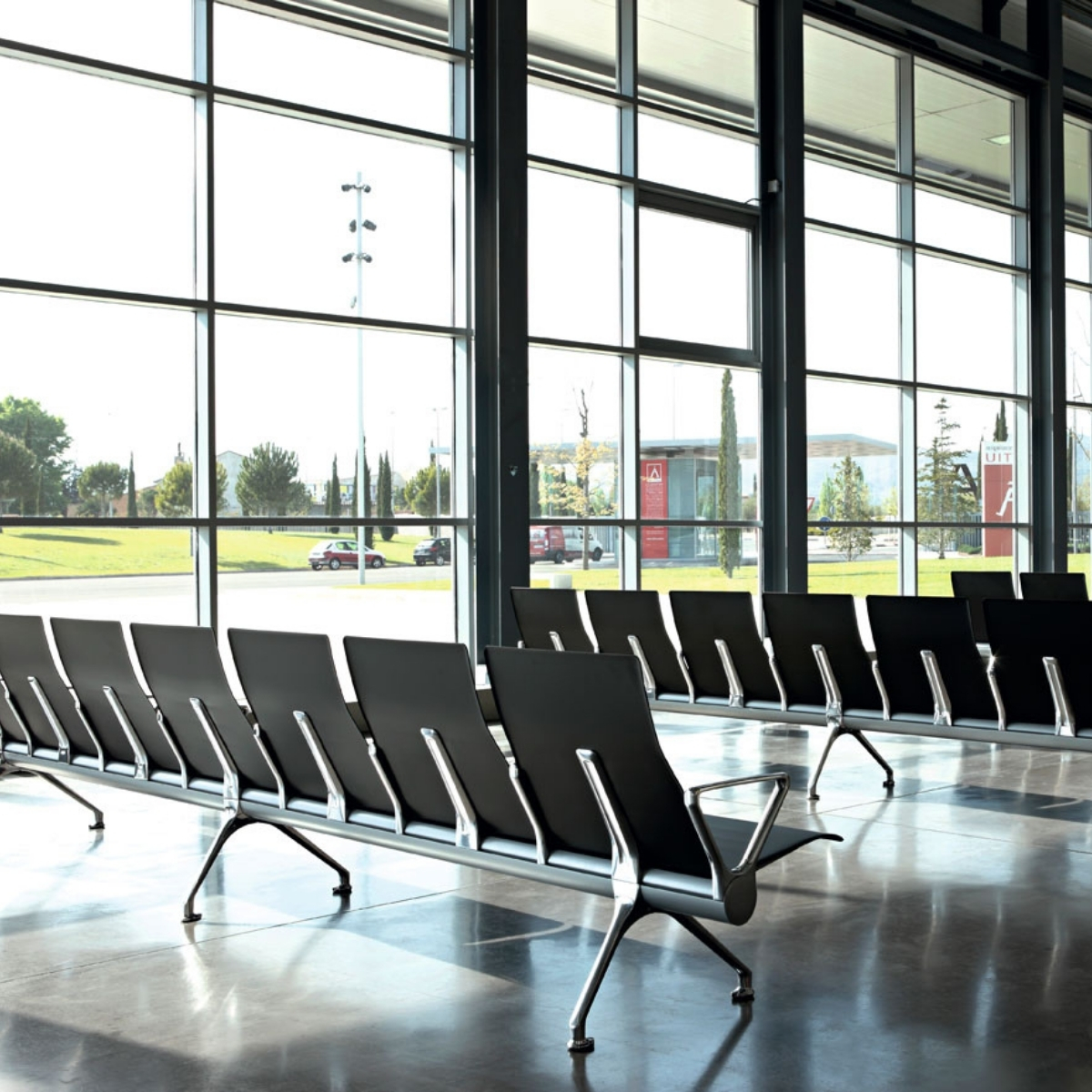 Chaises_poutre_métal_hall_aéroport