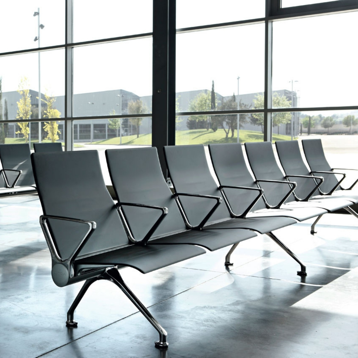 Chaises_poutre_métal_hall_gare