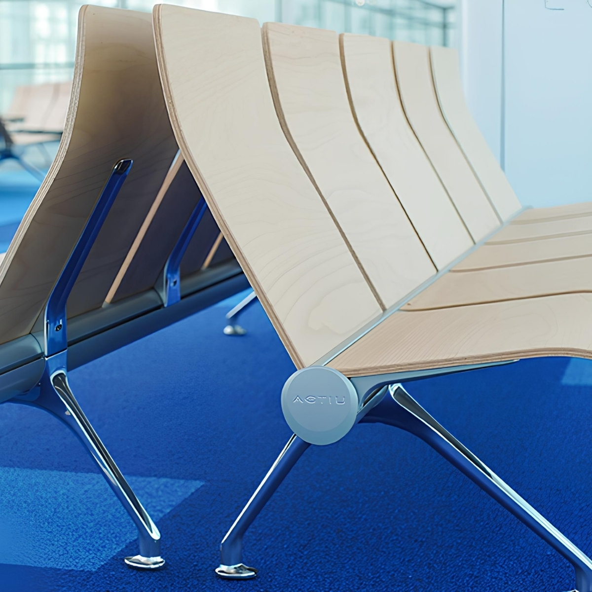 Chaise_poutre_bois_fixation_sol_aluminium_poli