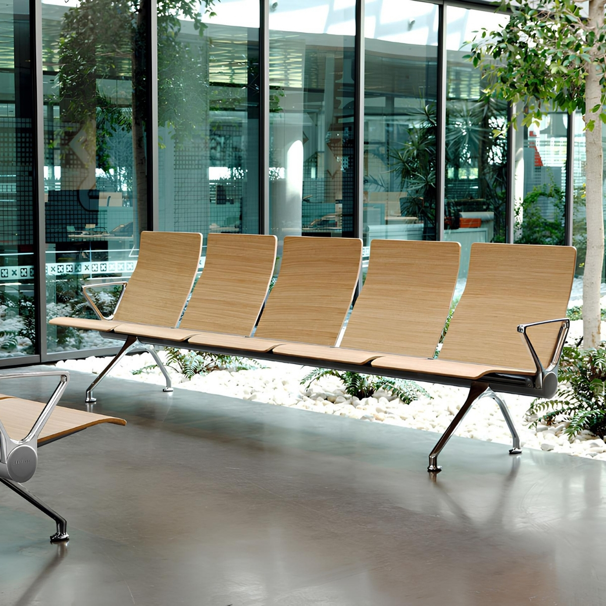 Chaises sur poutre en bois avec fixation au sol pour hall d’accueil