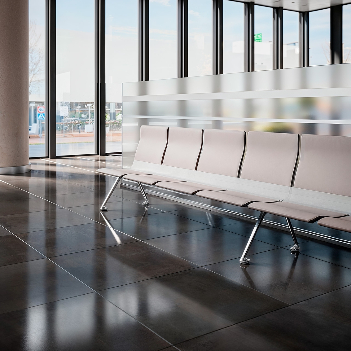 Chaises_poutre_plastique_fixes_gris