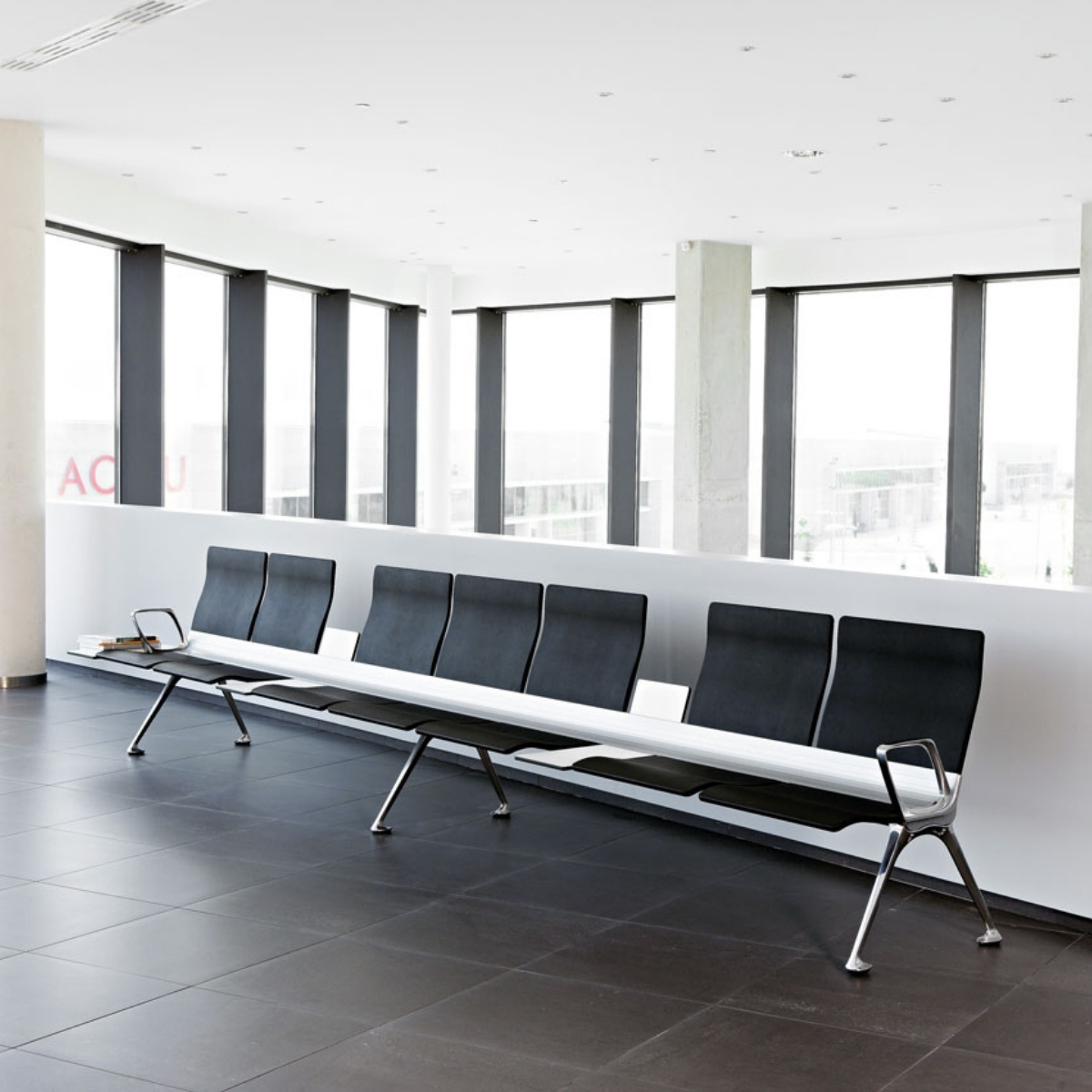 Chaises_poutre_plastique_fixes_accueil