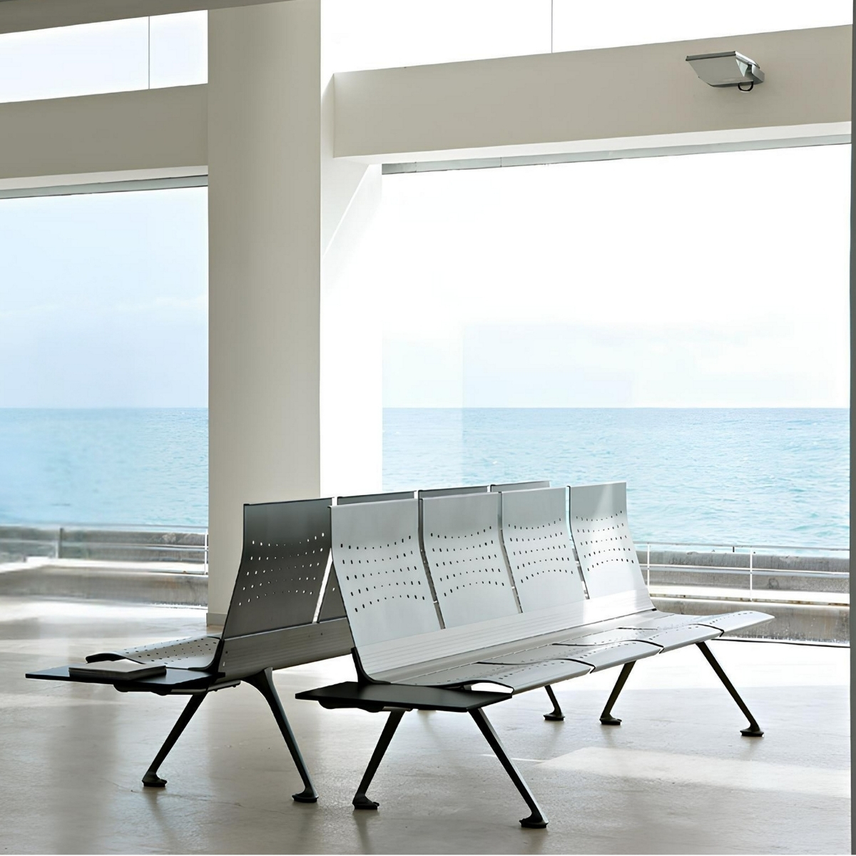 Chaises sur poutre métalliques fixées au sol pour accueil et hall