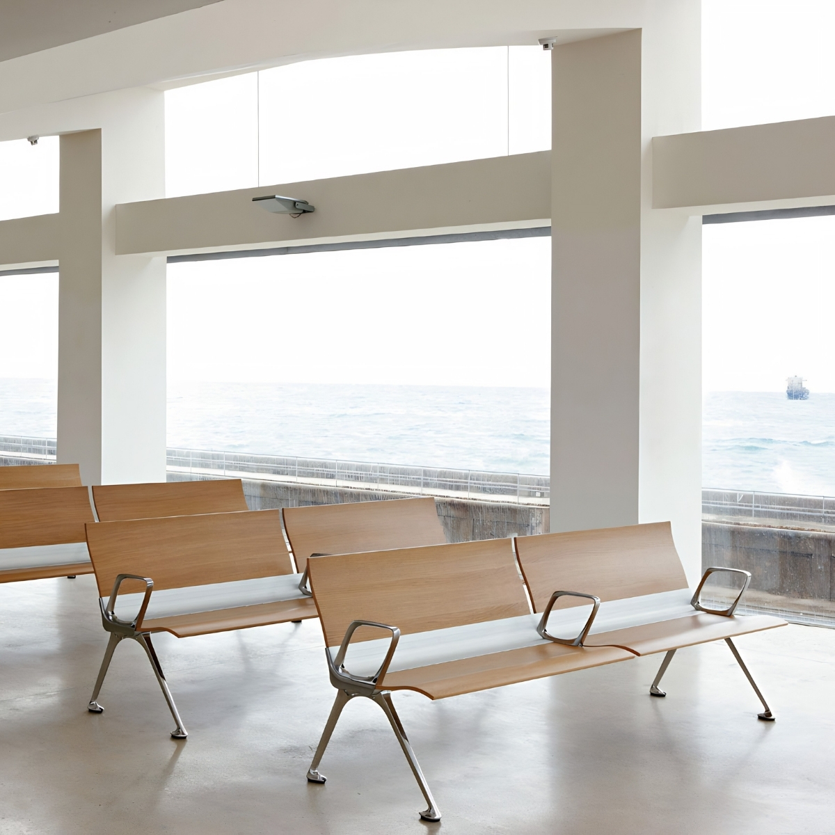 Chaises sur poutre en bois fixes pour hall et accueil