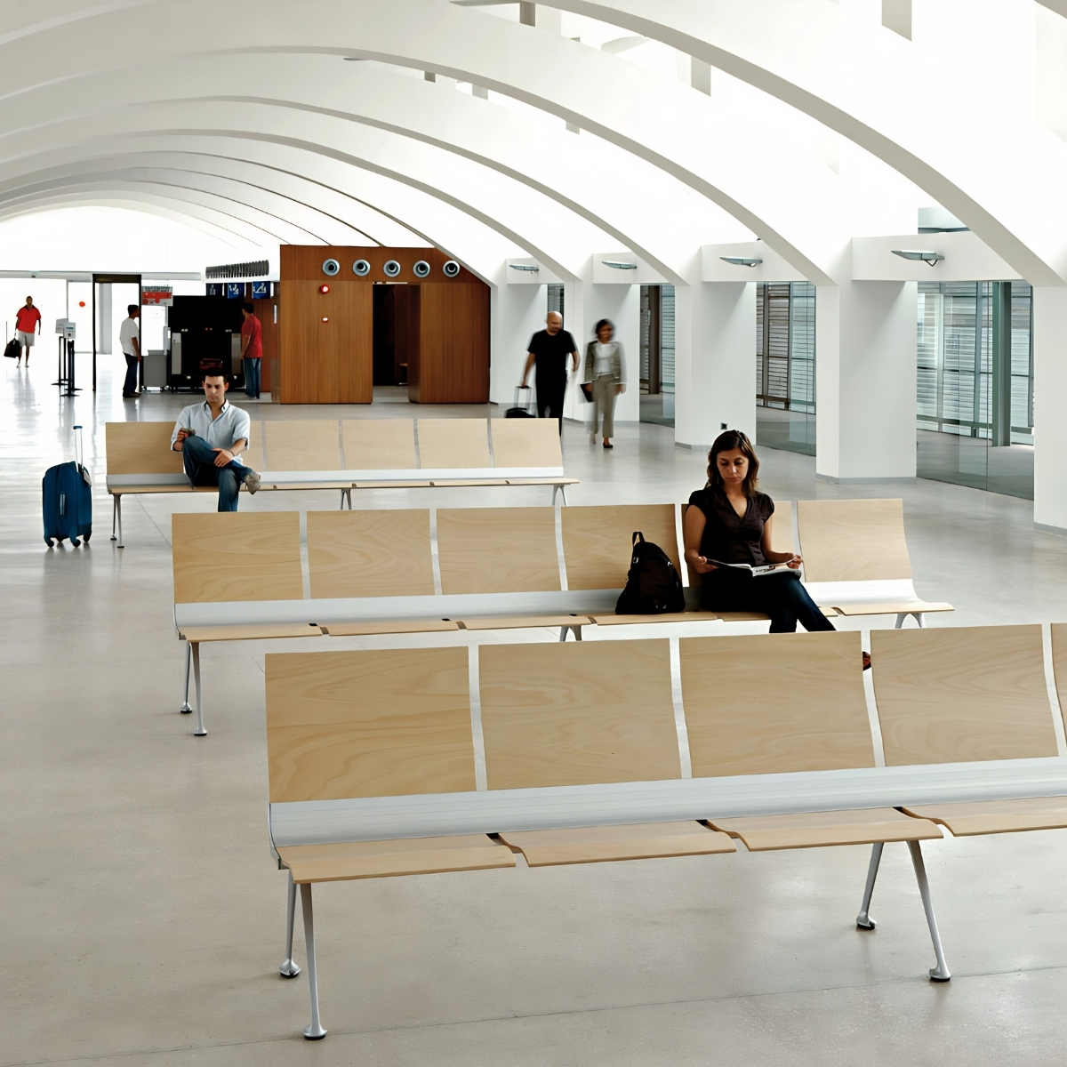 Chaises_poutre_bois_fixes_gare