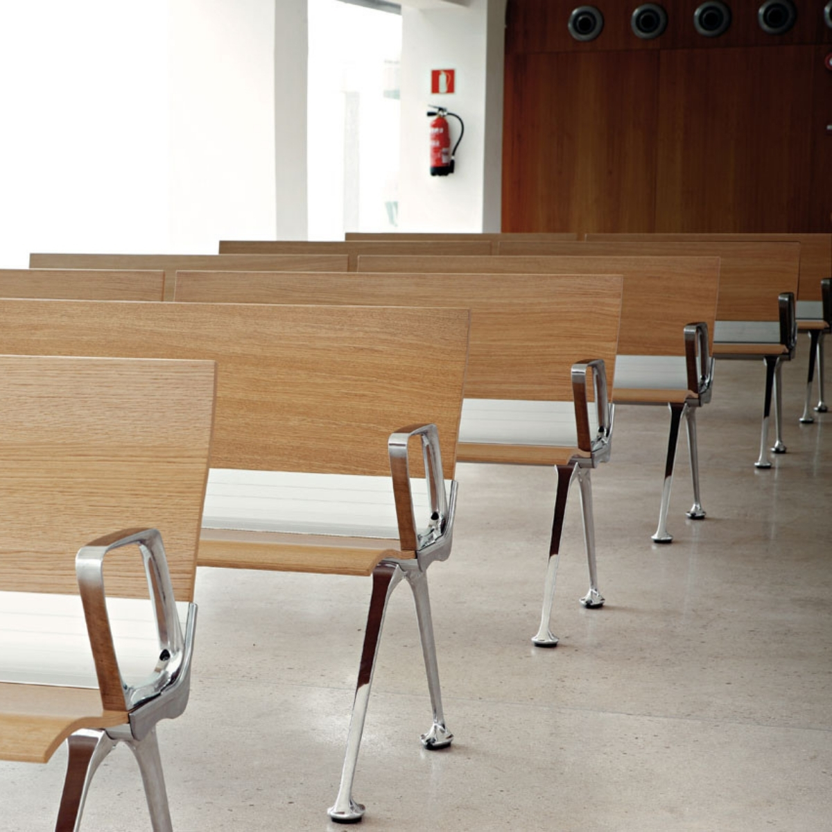 Chaises_poutre_bois_fixes_piètement_chromé