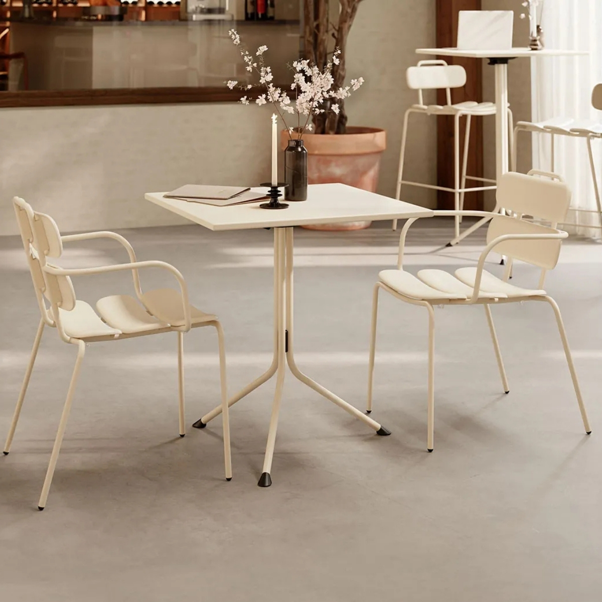 Chaise_reunion_originale_empilable_intérieur