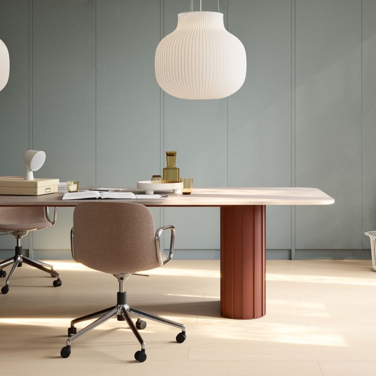 Table de réunion Xut à deux colonnes terracotta dans un bureau