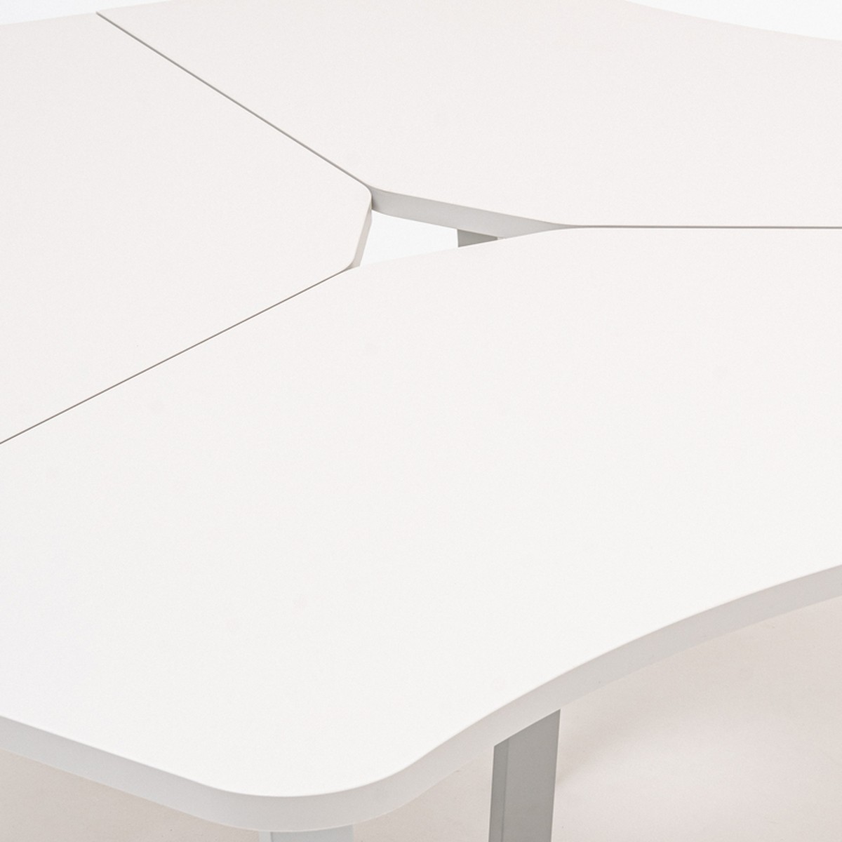 Détail du plateau blanc en étoile de lOgi A et de lun de ses pieds métal inclinés