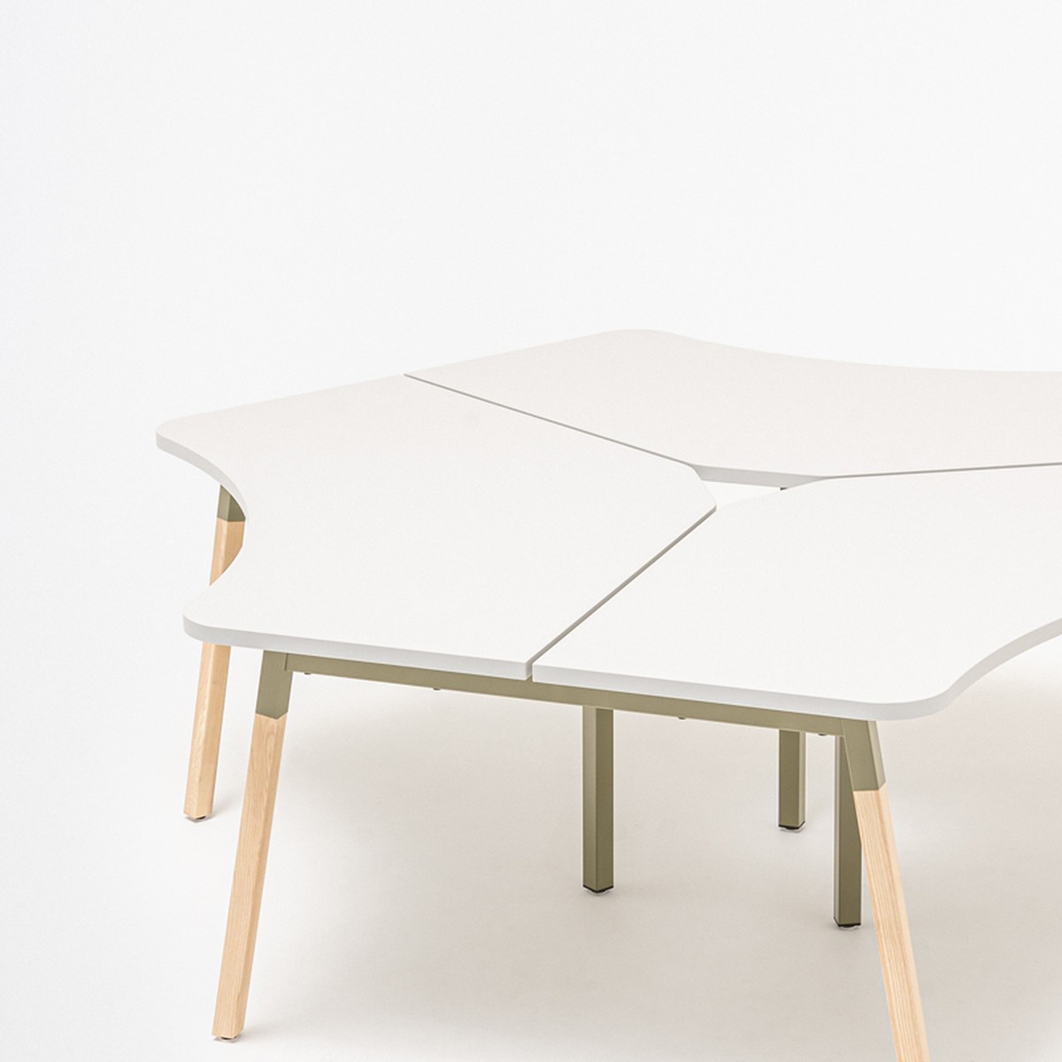 Bureau Ogi W trois postes vu en perspective, plateau blanc sur pieds en frêne et métal vert olive